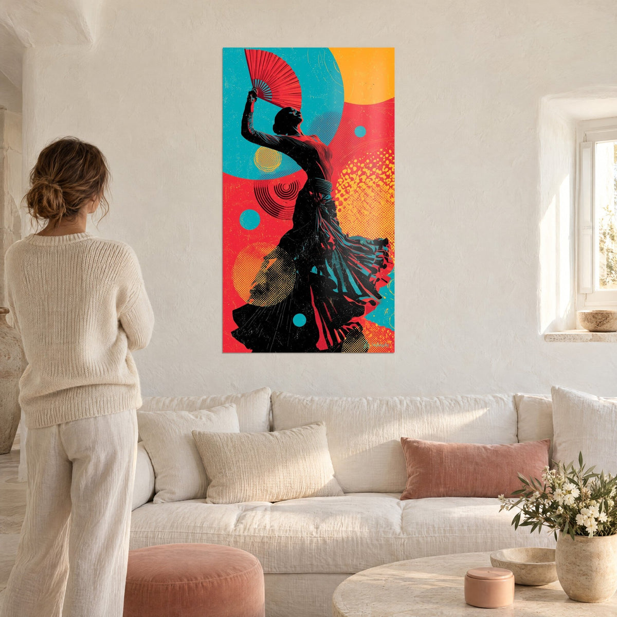 Obraz czarna tancerka flamenco w sylwetce machająca czerwonym wachlarzem, turkusowo-pomarańczowe tło, nad kanapą w jasnym salonie