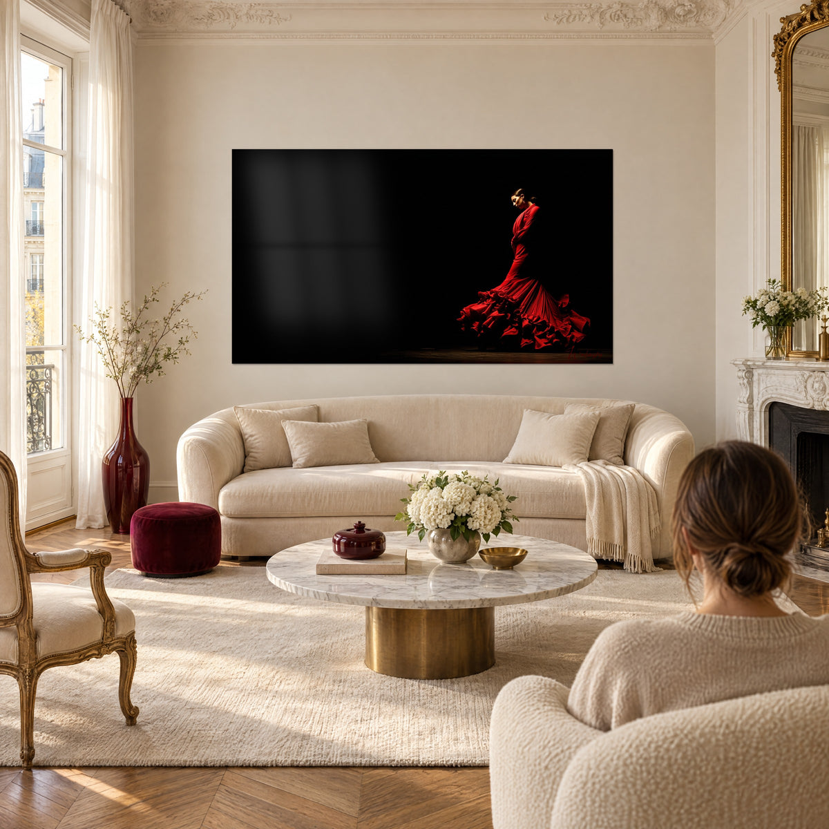 Quadro danzatrice di flamenco con abito rosso a balze su fondo nero profondo, appeso sopra un divano in un soggiorno luminoso