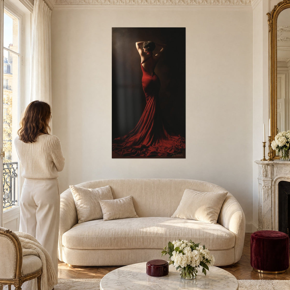 Tableau danseuse en fourreau écarlate, bras levés derrière la nuque sur fond brun, au-dessus d'un canapé dans un salon lumineux