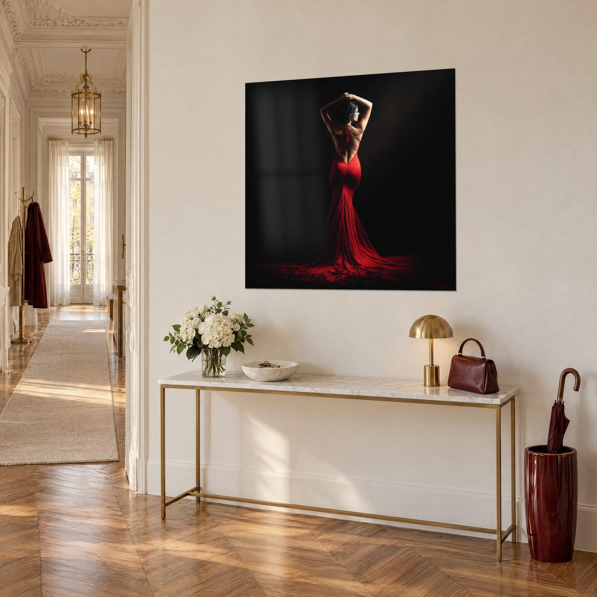 Schilderij vrouwelijke silhouet gedrapeerd in fel rood, sleep in golven over diep zwart, gouden console en licht parket