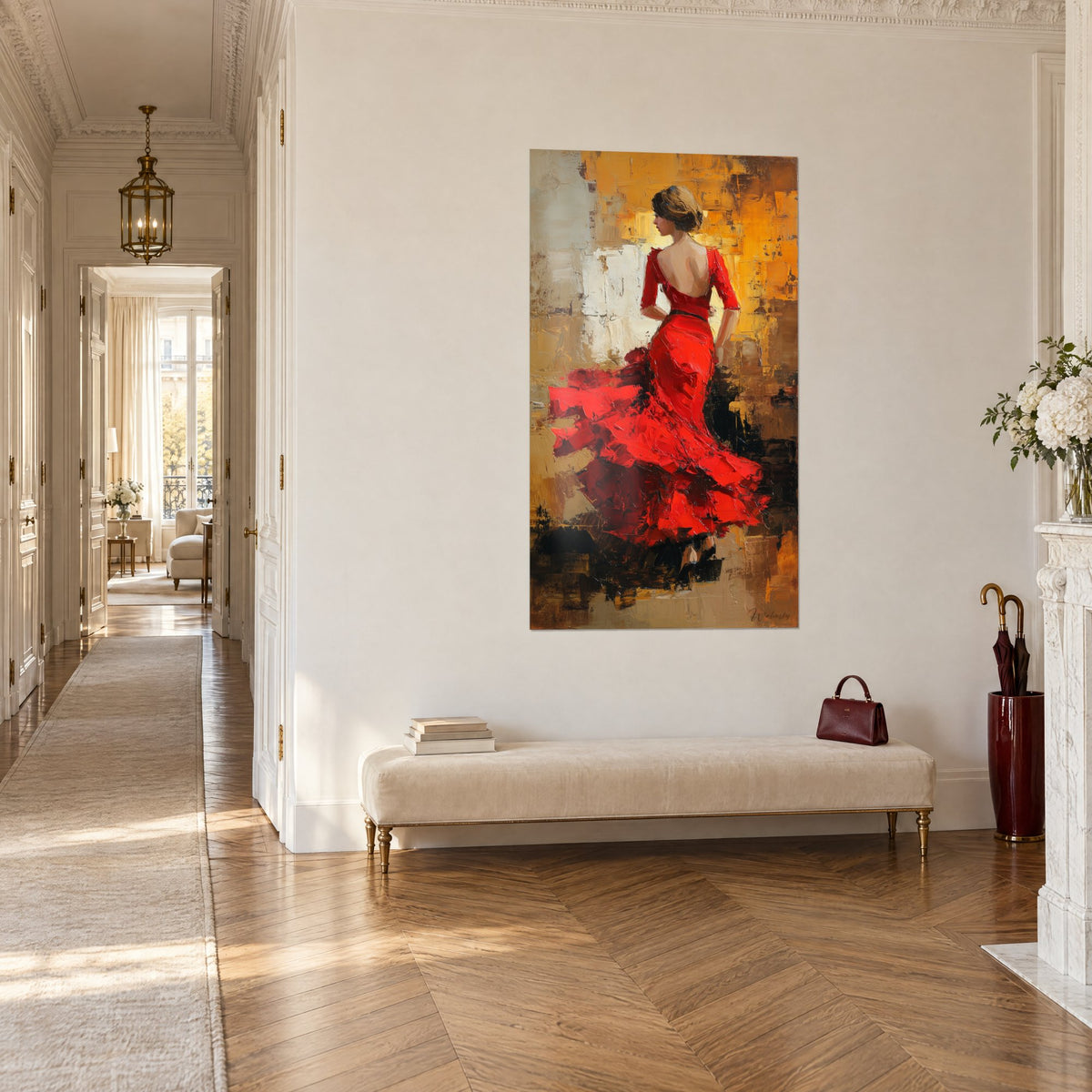 Tableau flamenca au chignon blond, volants écarlates sculptés à la spatule sur fond or et blanc, dans un couloir haussmannien lumineux