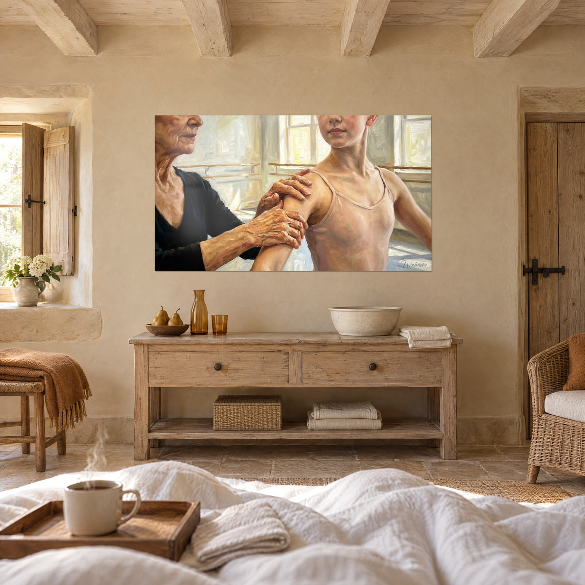 Tableau transmission de la danse, doigts âgés sur l'épaule d'une adolescente en brassière rose, murs ocre et blanc, au-dessus d'un lit dans une chambre claire