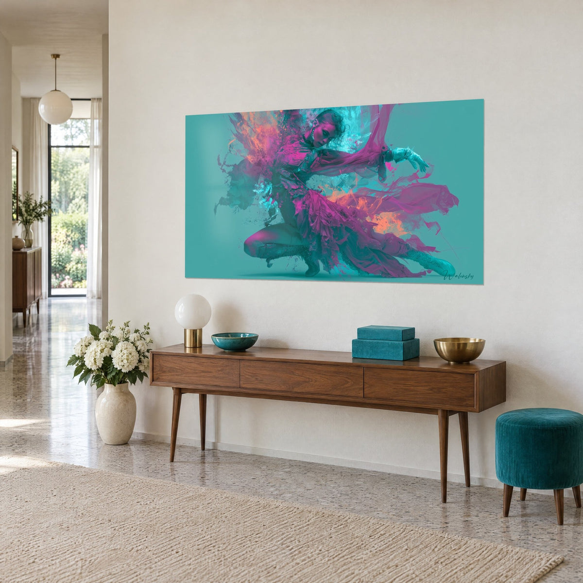 Tableau silhouette féminine repliée au sol, éclaboussures fuchsia et cyan sur fond sarcelle, au-dessus d'une console en bois