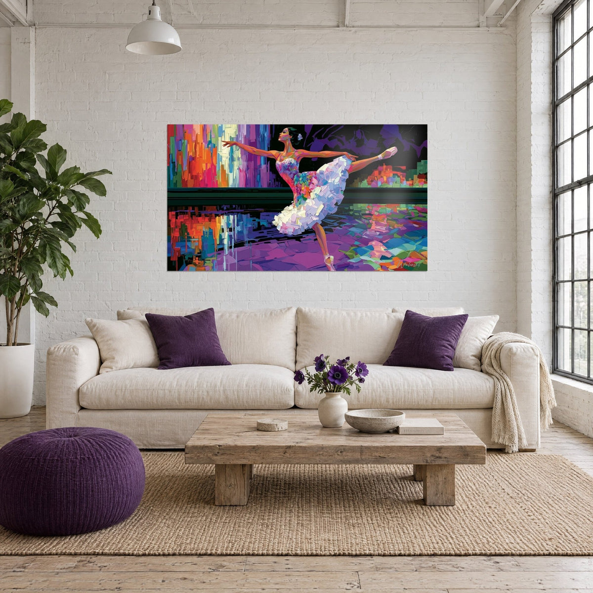 Tableau ballerine en arabesque, tutu blanc et violet, fond noir vif, au-dessus d'un canapé dans un salon lumineux