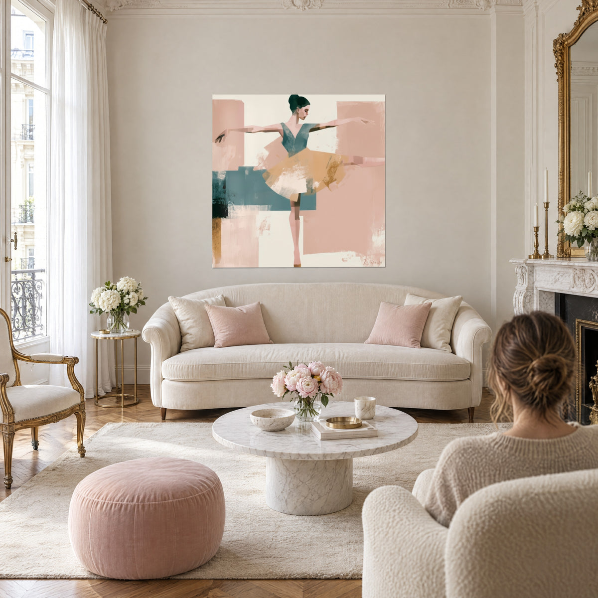 Gemälde Tänzerin im ockerfarbenen Tutu, entenblaues Mieder und ausgestreckte Arme vor puderrosa Hintergrund, über einem Sofa in einem hellen Wohnzimmer