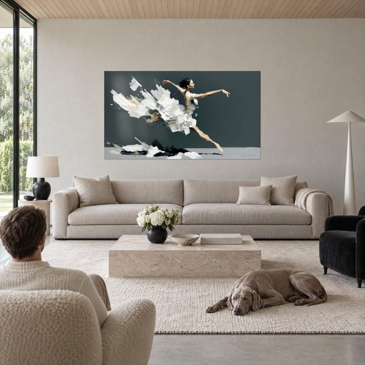Tableau danseuse en grand jeté, tutu blanc de coups de couteau sur fond ardoise, homme et Weimaraner, au-dessus d'un canapé dans un salon lumineux
