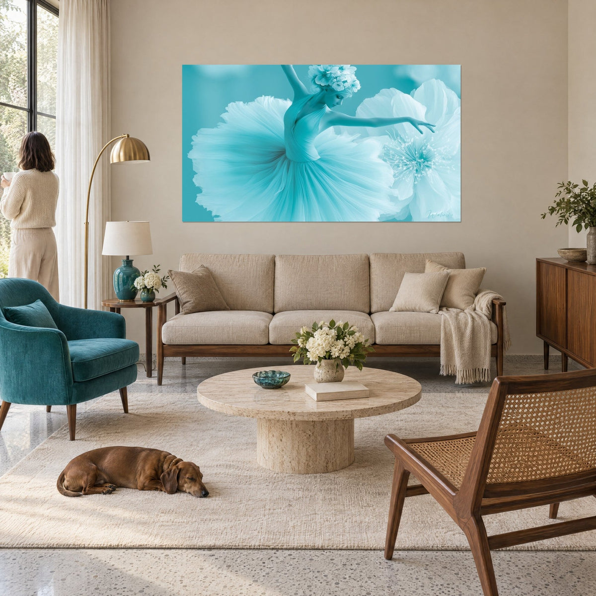 Tableau ballerine au tutu de pétales turquoise, couronne de fleurs blanches, bras tendus, au-dessus d'un canapé dans un salon lumineux