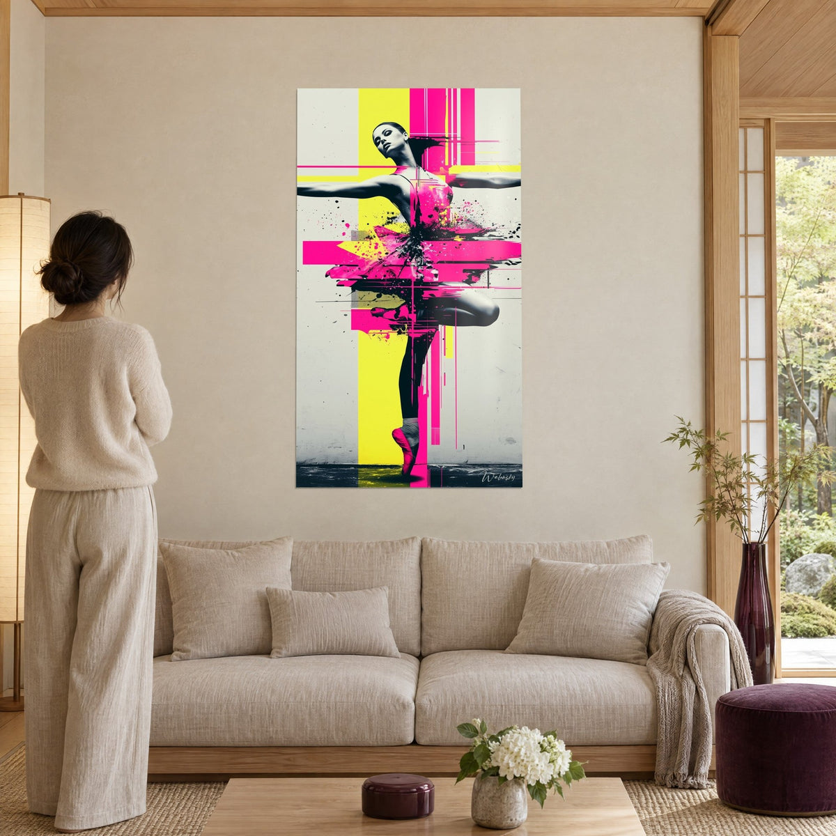Tableau danseuse en tutu rose fluo éclaboussé de noir, bras écartés sur bandes jaunes, au-dessus d'un canapé dans un salon lumineux