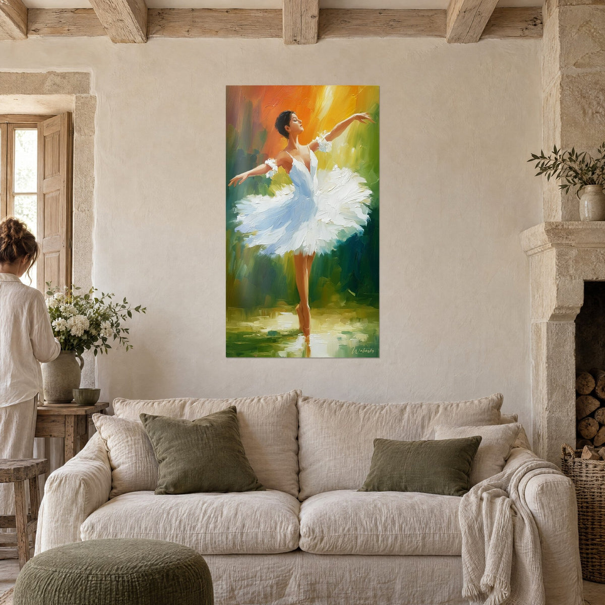Tableau ballerine en tutu blanc, bras ouverts sur fond orange et vert doré, au-dessus d'un canapé dans un salon lumineux
