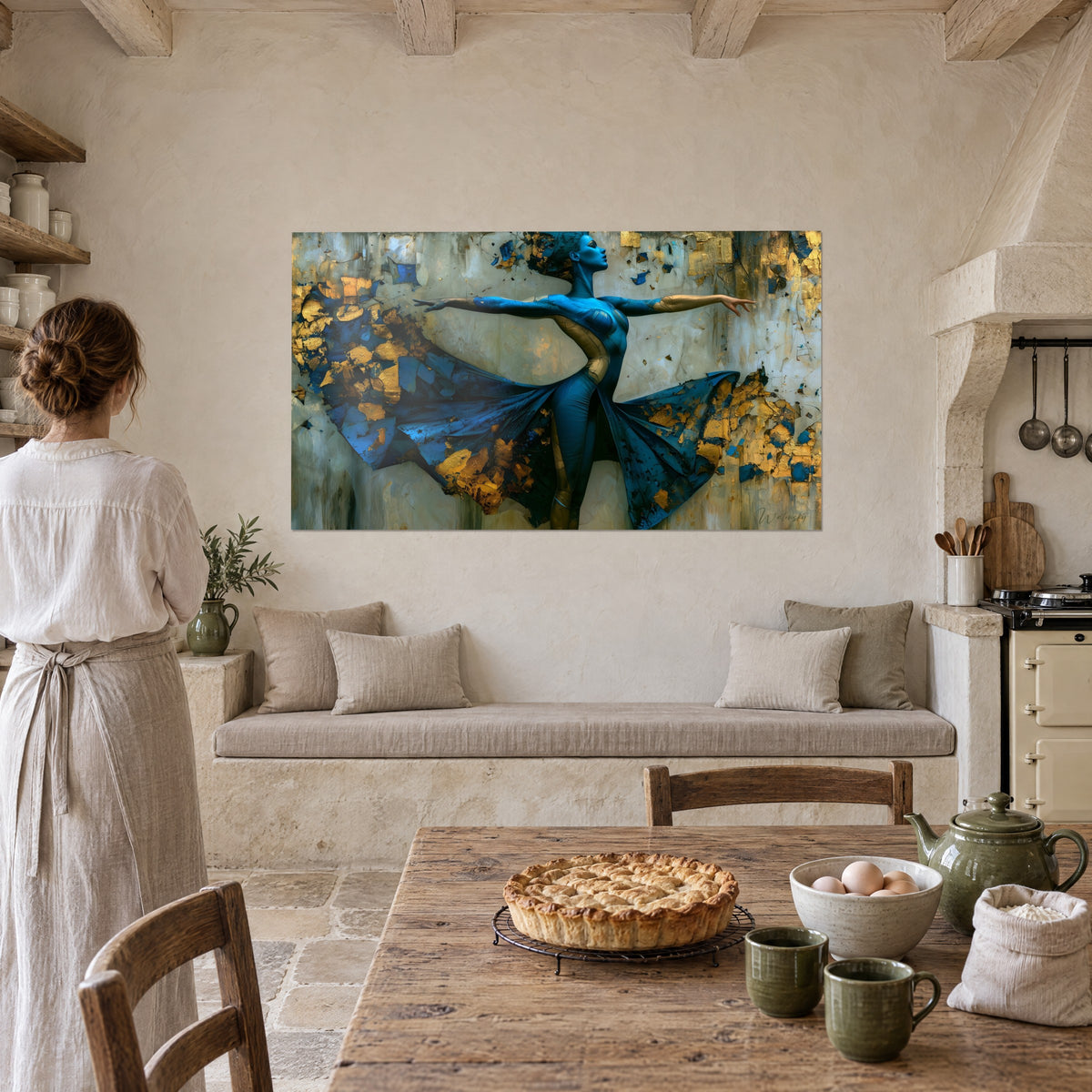 Schilderij abstracte danseres in turquoise en goud met rokken die in fragmenten uiteenspatten, opgehangen boven een bank, rustieke keuken