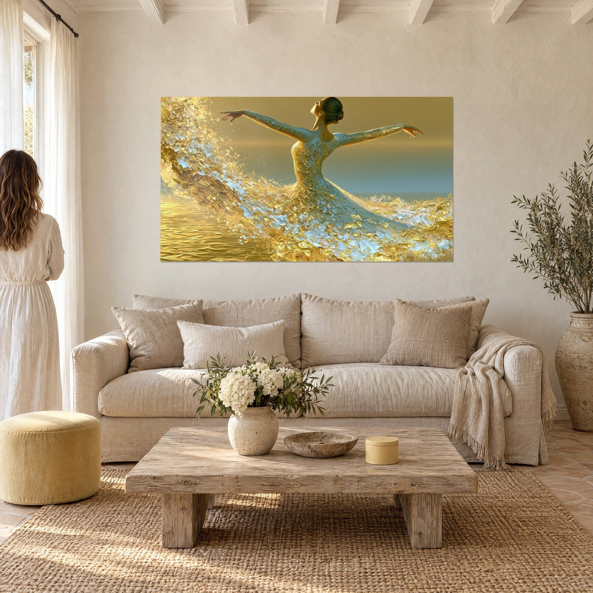 Tableau danseuse bras ouverts dans une robe d'or éclaboussée de blanc, ciel bleu-gris, au-dessus d'un canapé dans un salon lumineux