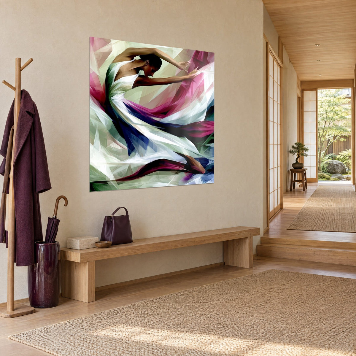 Cuadro bailarina abstracta con velos fucsia y azul noche, pierna estirada, en la pared de un recibidor japandi de madera clara