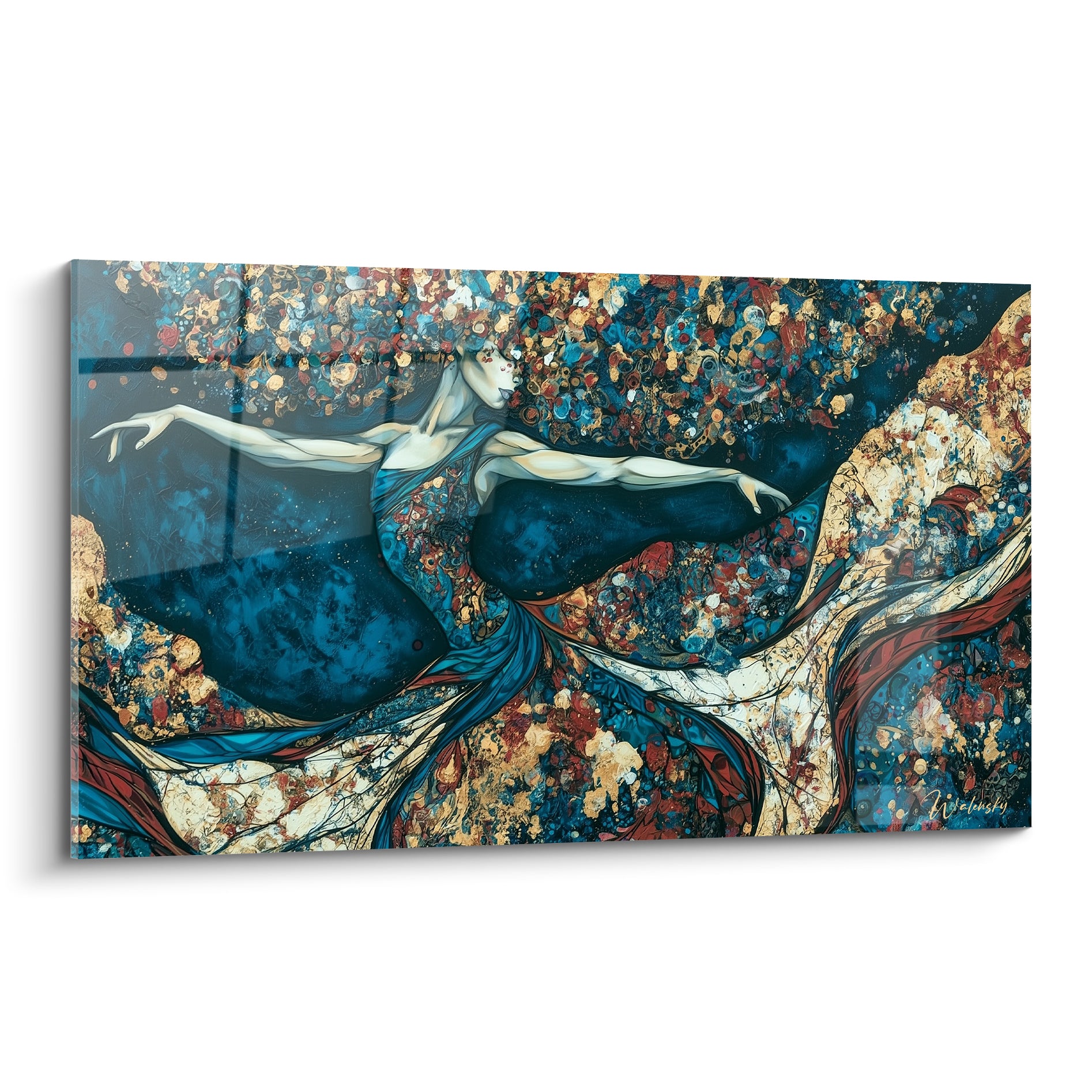 Danseuse abstraite en robe bleu marine et dorée, bras tendus dans un mouvement fluide et envolé