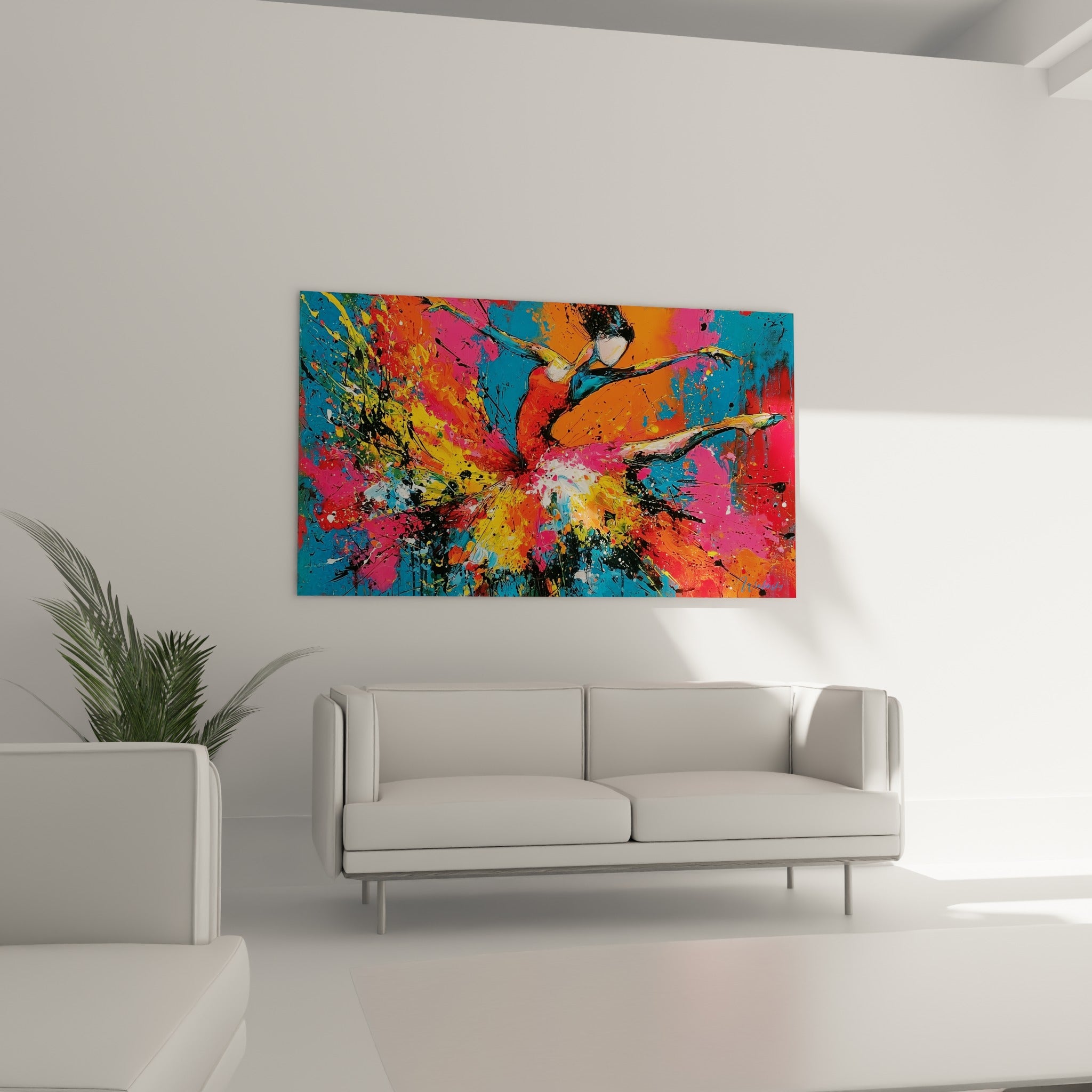 Silhouette dansante aux couleurs bleu marine et orange brûlé, tableau accroché au-dessus d'un canapé dans un salon lumineux