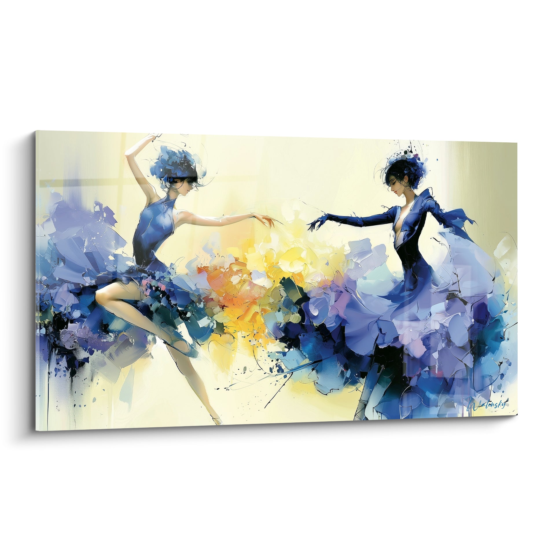 Danseuse abstrait en robe bleu marine et jupe jaune ocre saisie en plein élan chorégraphique