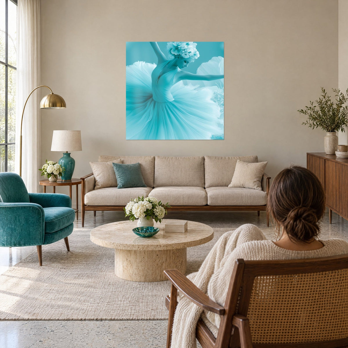 Tableau ballerine en tutu turquoise, couronne de fleurs blanches, bras ouverts, au-dessus d'un canapé dans un salon lumineux