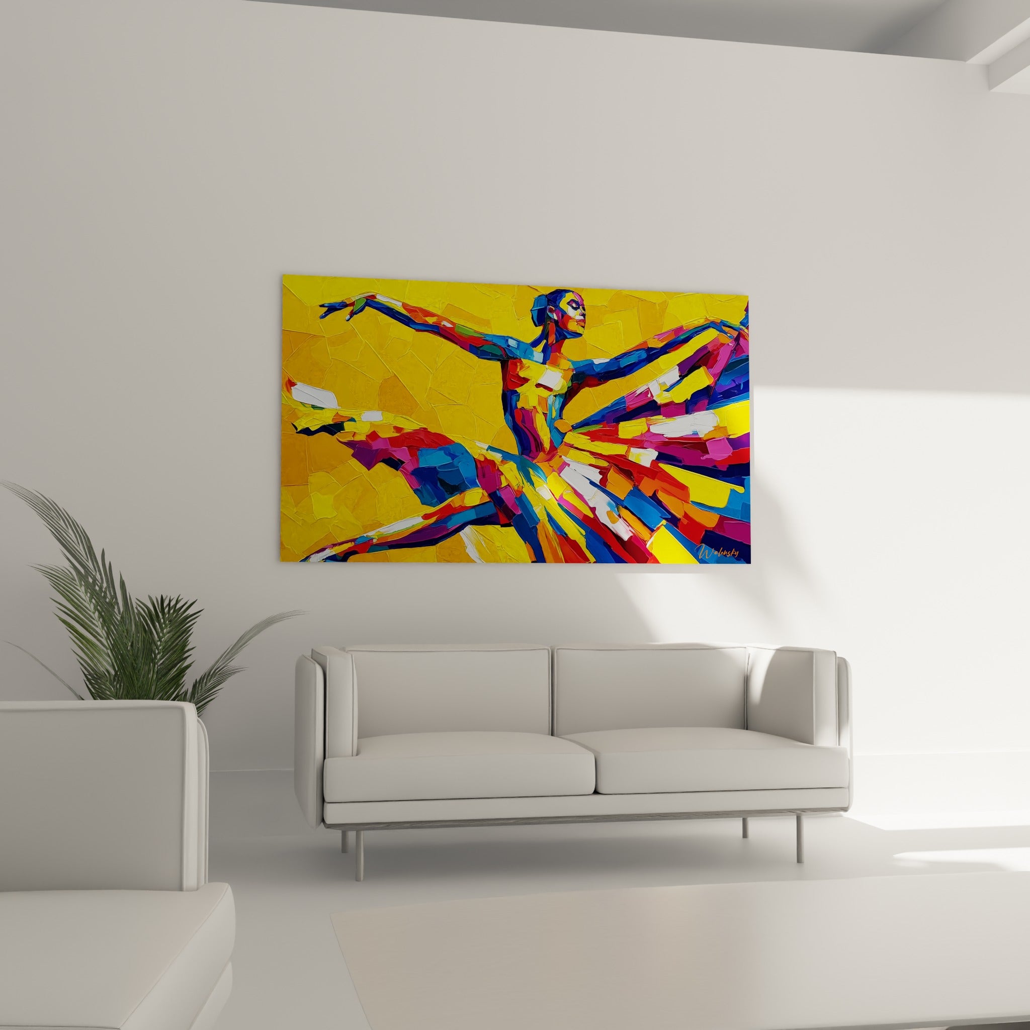 Ballerine colorée en plein mouvement, bleu roi et rouge carmin, au-dessus d'un canapé dans un salon lumineux