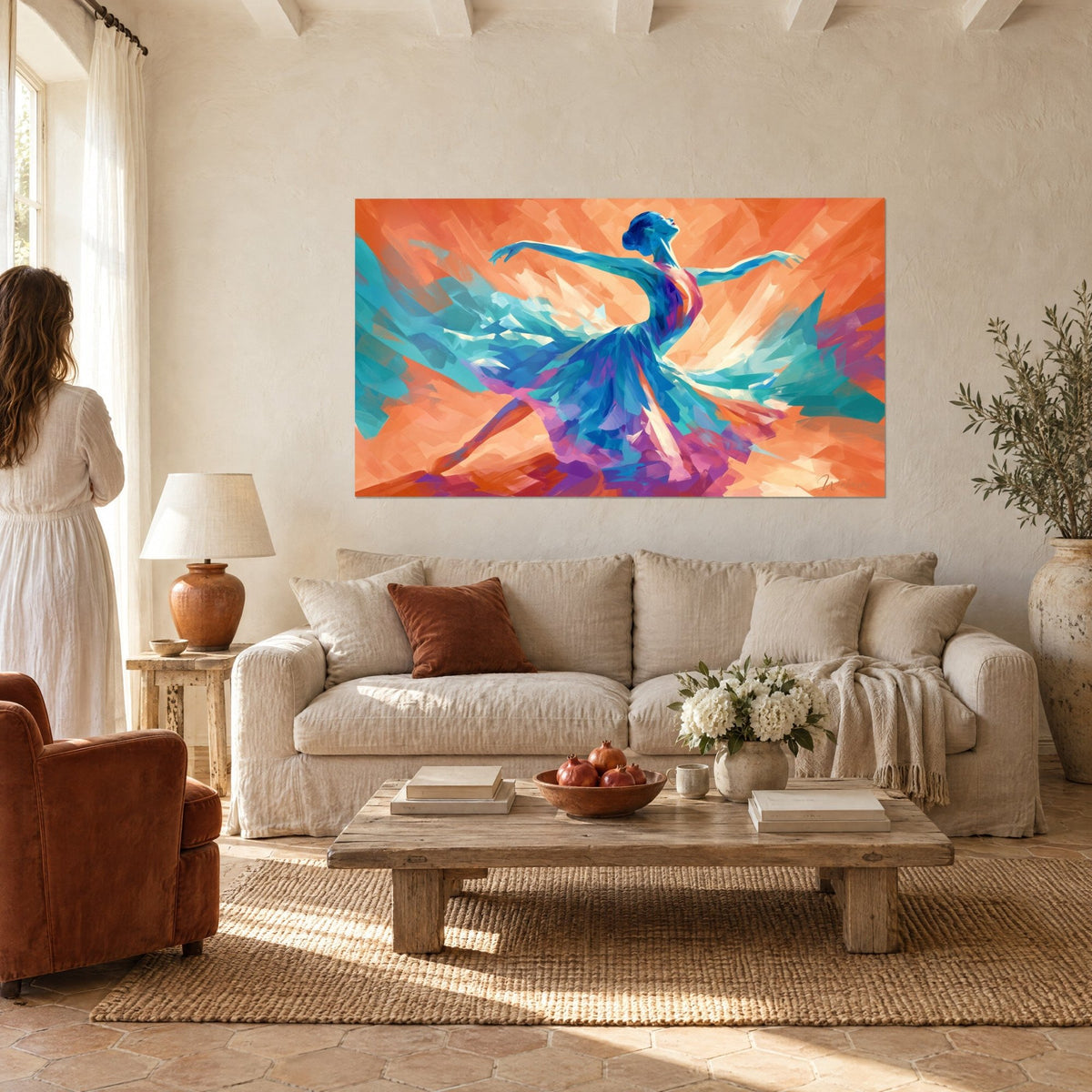 Tableau ballerine cambrée en robe turquoise et violette sur fond orange, bras ouverts, au-dessus d'un canapé dans un salon lumineux