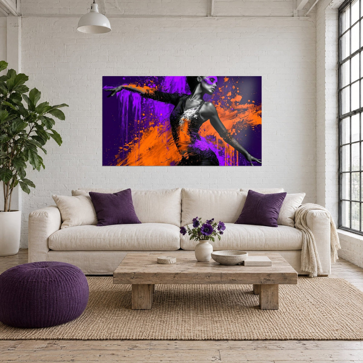 Tableau danseuse aux bras ouverts, éclaboussures orange vif sur fond violet profond, au-dessus d'un canapé dans un salon lumineux