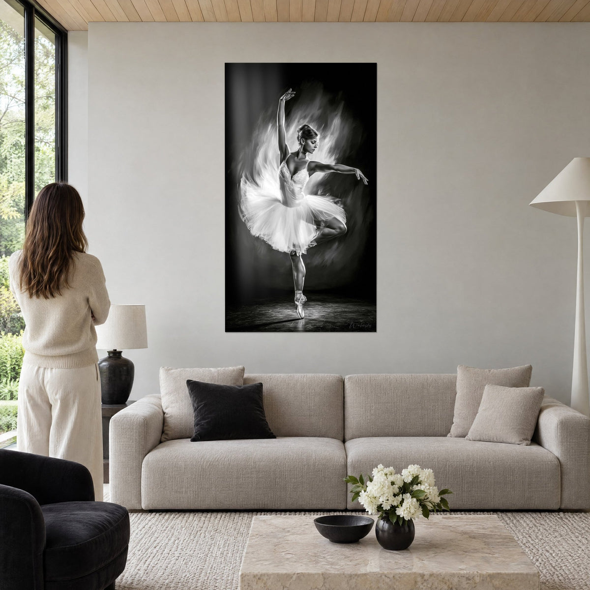 Tableau ballerine en tutu blanc cambrée sur pointes, fond noir fumé, une femme de dos, au-dessus d'un canapé dans un salon lumineux