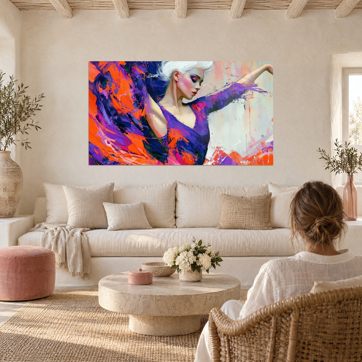 Tableau danseuse aux cheveux blancs, robe violette et éclats orange, au-dessus d'un canapé dans un salon lumineux