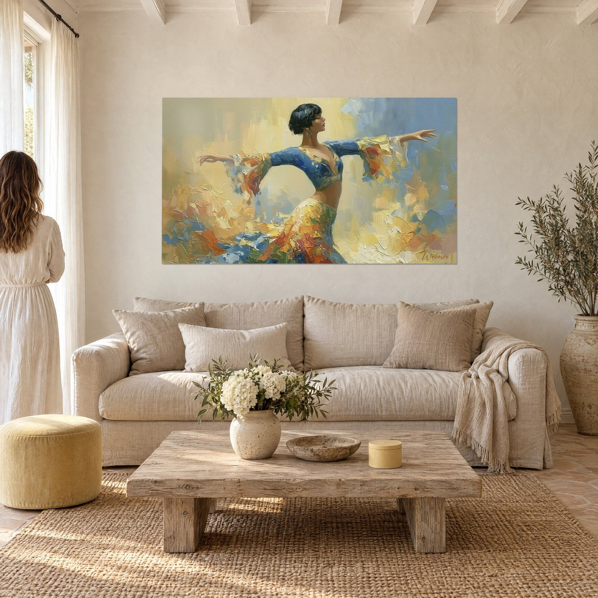 Tableau danseuse aux bras déployés, boléro bleu et jupe ocre, couple de dos au-dessus d'un canapé dans un salon lumineux