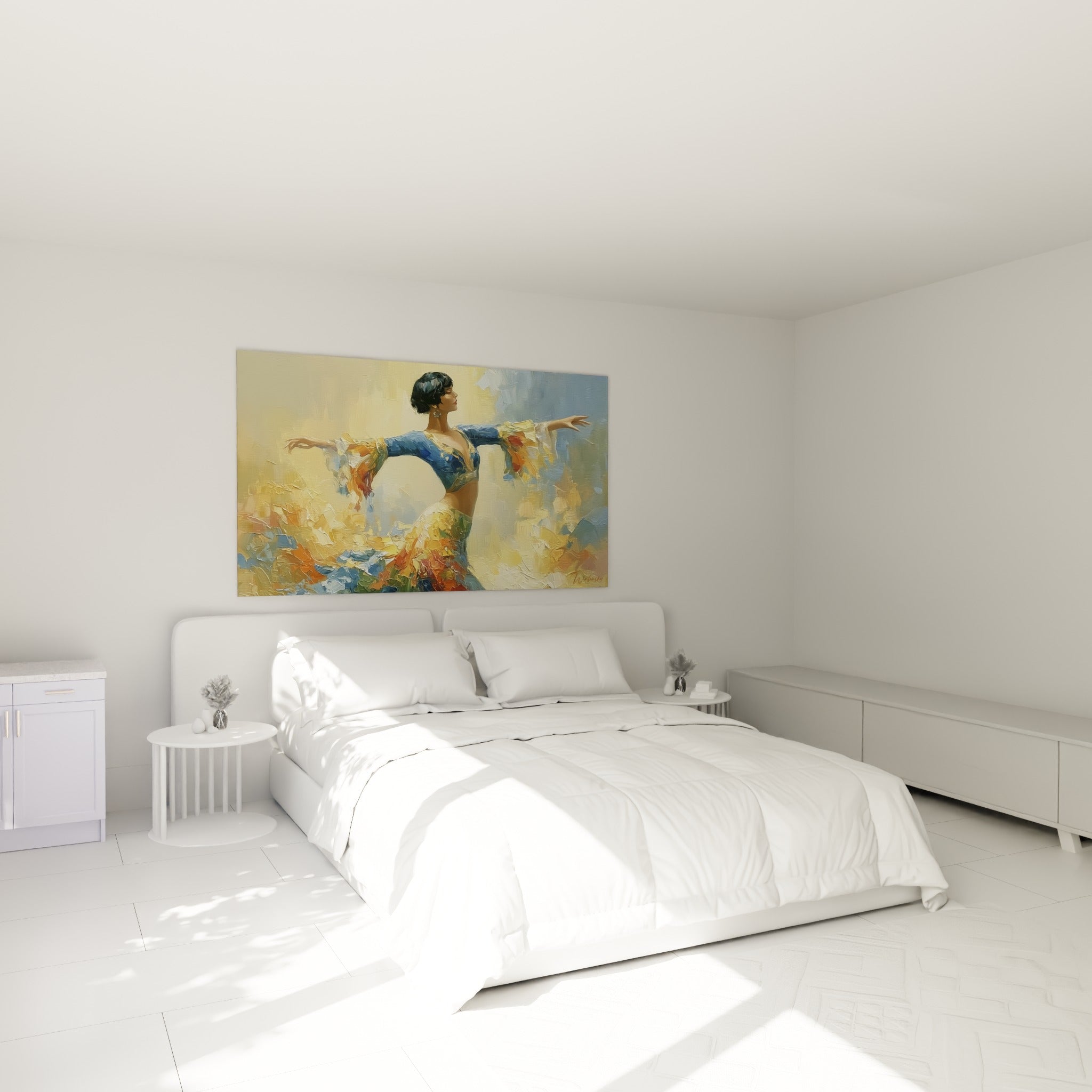 Silhouette dansante en bleu marine et terracotta accrochée au-dessus d'un lit dans une chambre claire