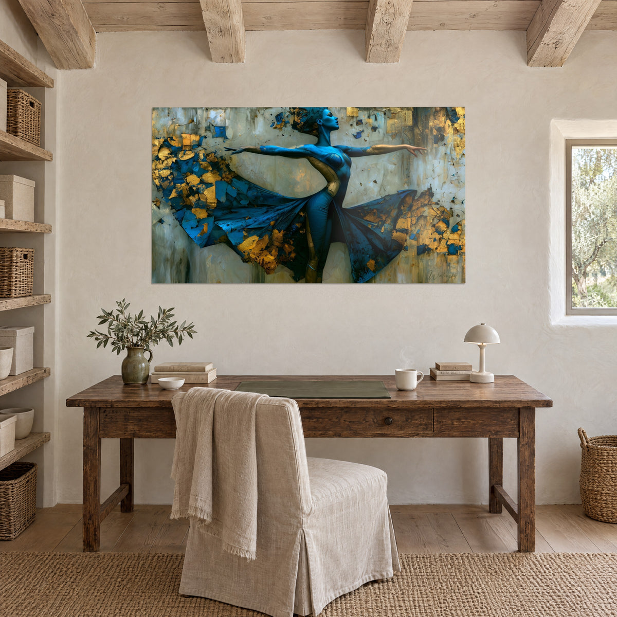 Schilderij blauwe vrouw in volle vlucht, vleugels van gebarsten stof in oker en saffier, aan de wand van een houten bureau, zichtbare steen