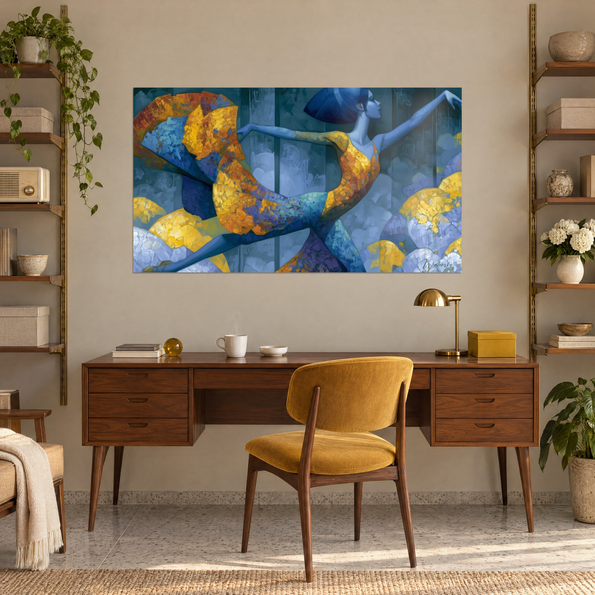 Cuadro danza abstracta en empaste grueso, abanicos naranja quemado y lila pálido, perfil azur con moño oscuro, en la pared de un escritorio de madera