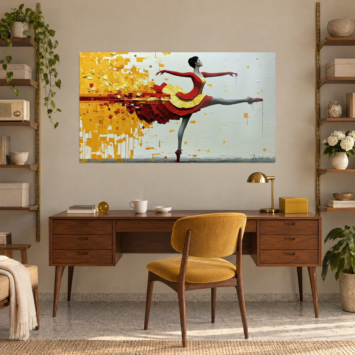 Quadro posa di danza classica, gonna viola e gialla, gamba sollevata verso destra, parete beige di uno studio in legno e ottone