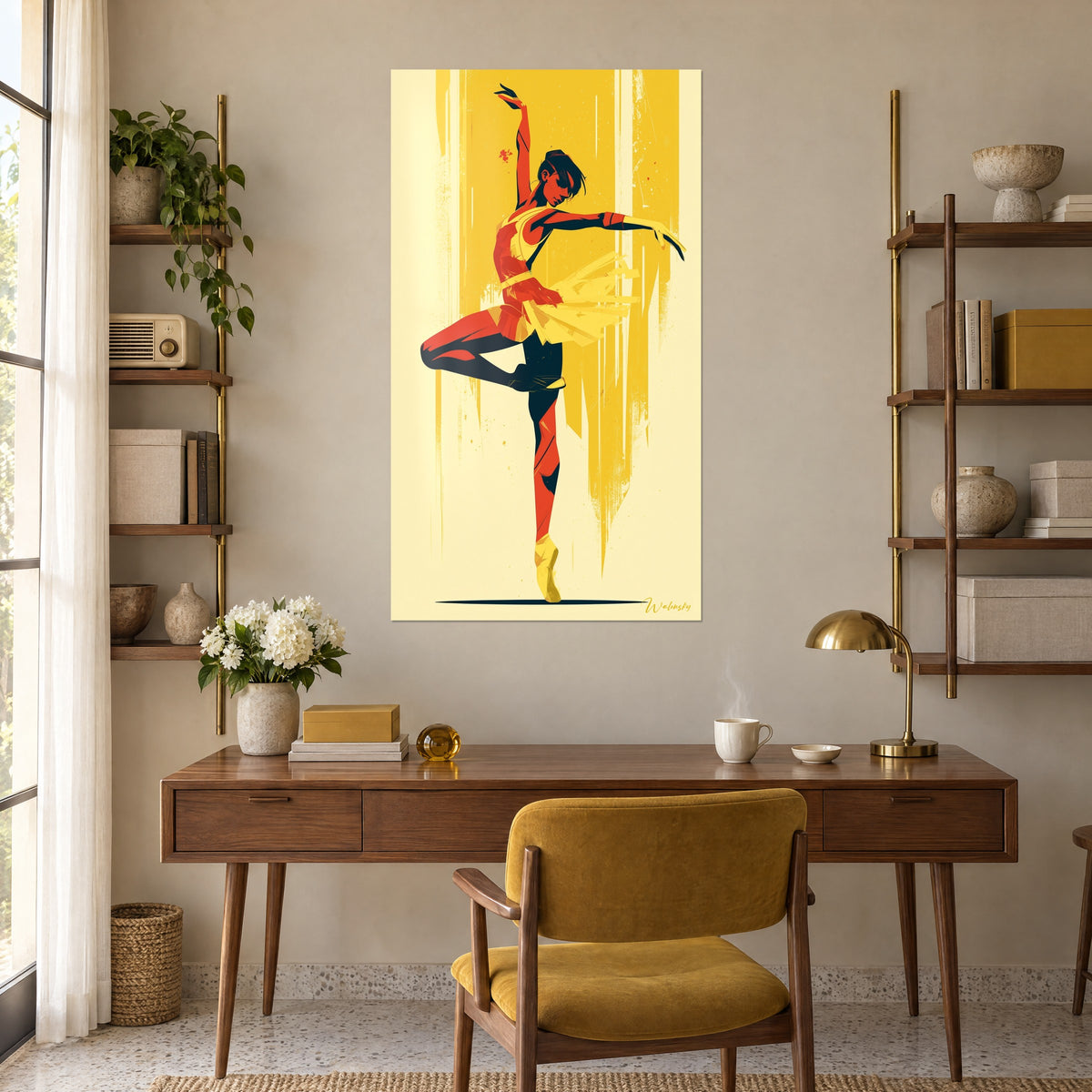 Quadro piroetta grafica di una ballerina, tutù esploso giallo limone, busto rosso e capelli neri, appeso sopra una scrivania in legno
