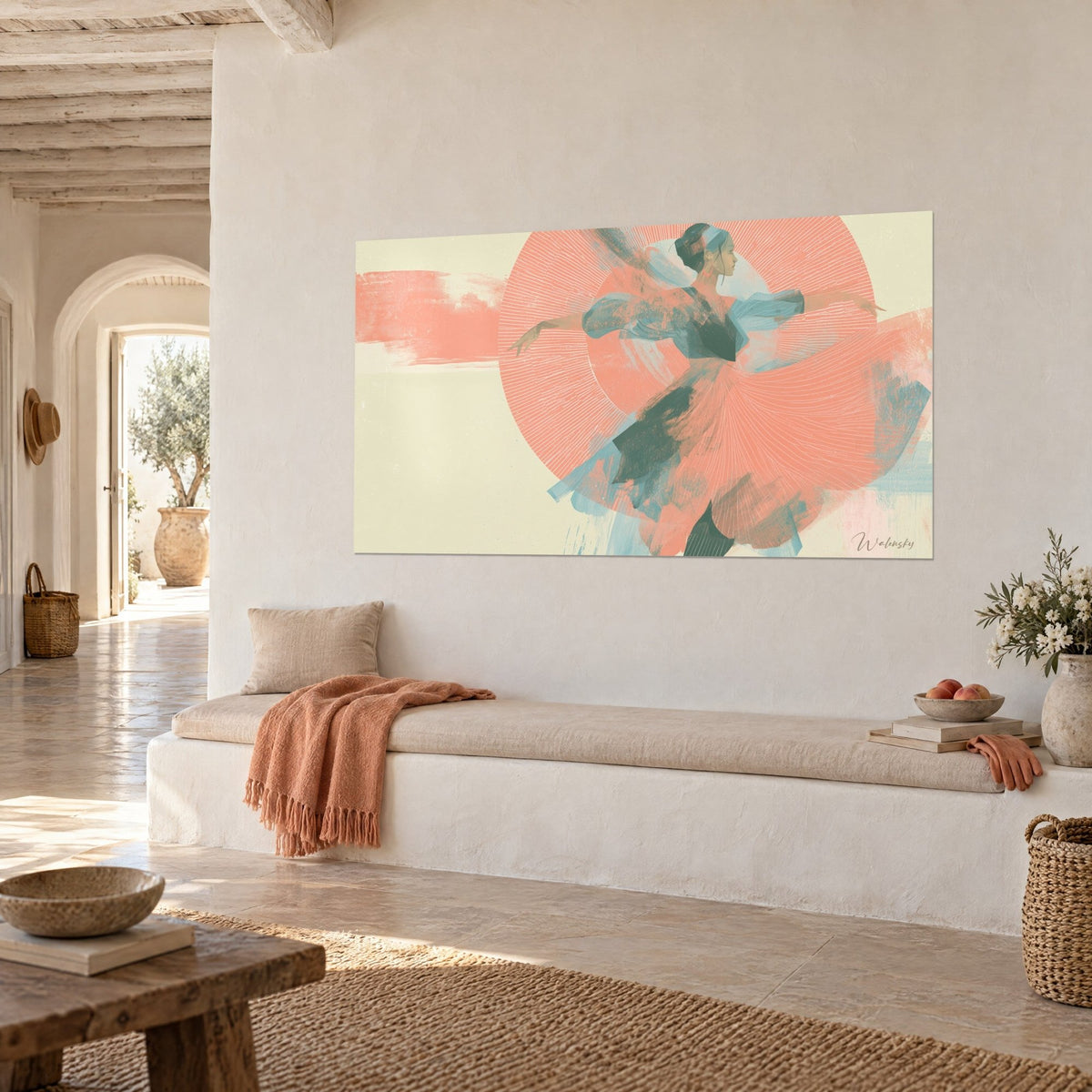 Tableau ballerine en tutu corail virevoltant devant un cercle solaire strié, touches bleu ciel, sur un mur blanc de maison méditerranéenne