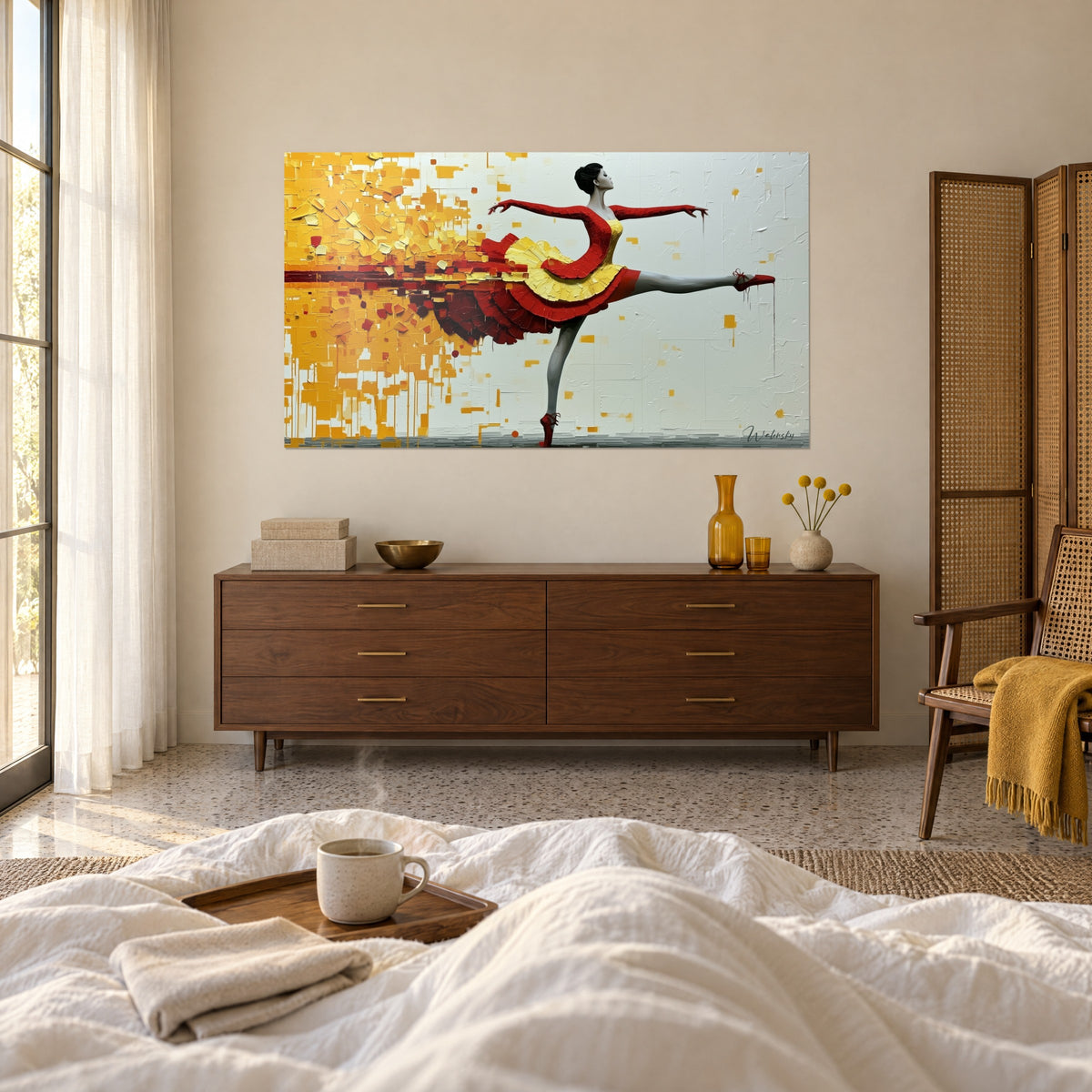 Quadro sagoma di ballerina in arabesque, tutù cremisi, tocchi arancio in rilievo, sopra un letto in una camera luminosa