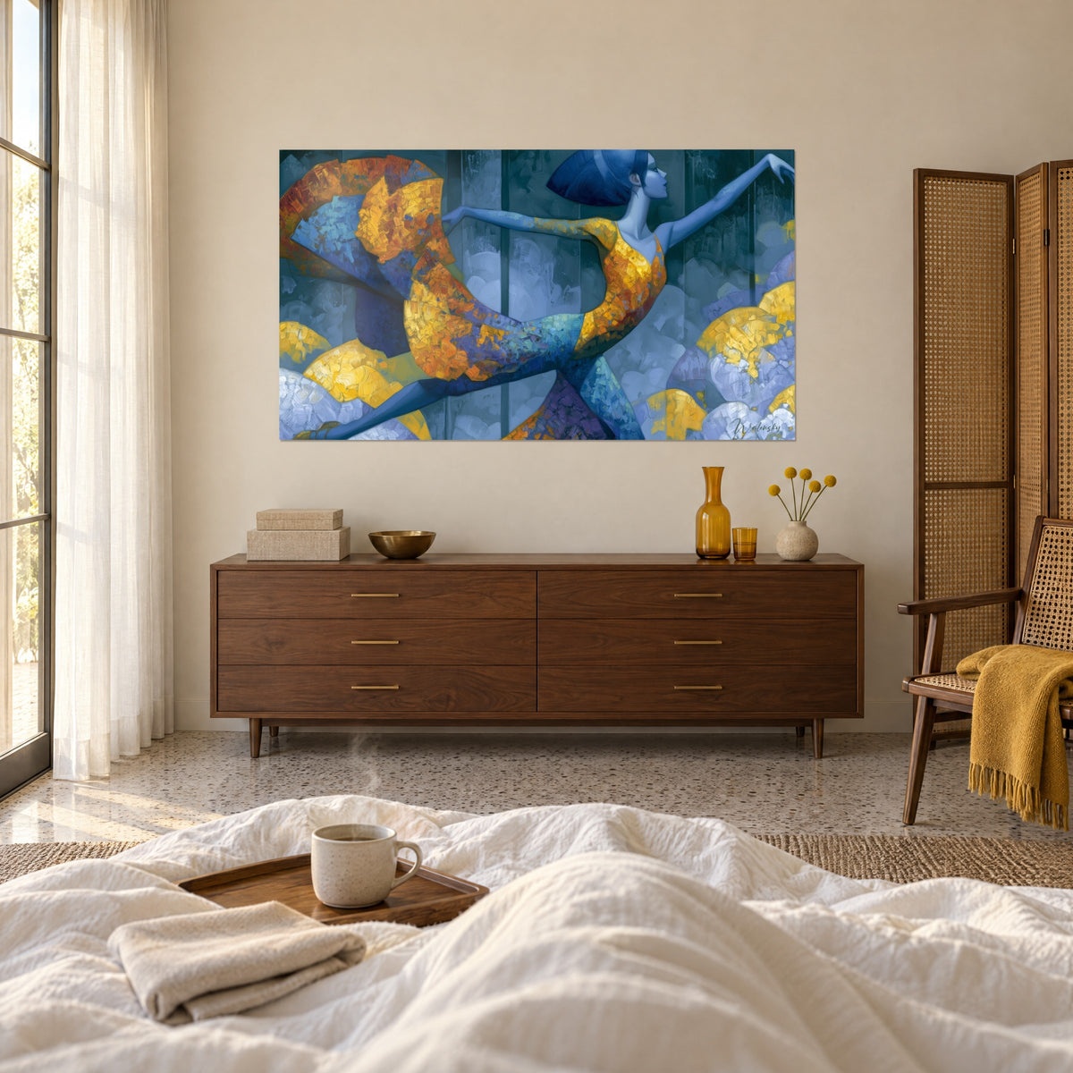 Cuadro artista en pirueta, cuerpo cobalto y vestido dorado en mosaico de toques, abanicos morados, sobre una cama en un dormitorio luminoso