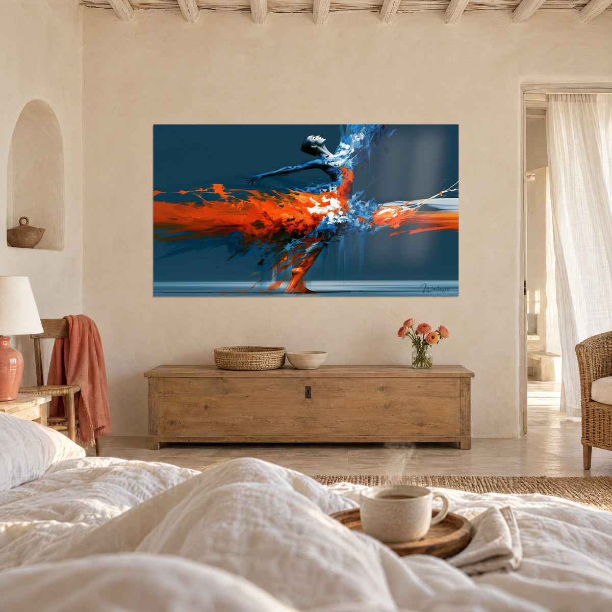 Gemälde Ballettkünstlerin in einem Rock aus orangefarbener und blauer Farbe, wilde Pinselstriche, über einem Bett in einem hellen Schlafzimmer gehängt