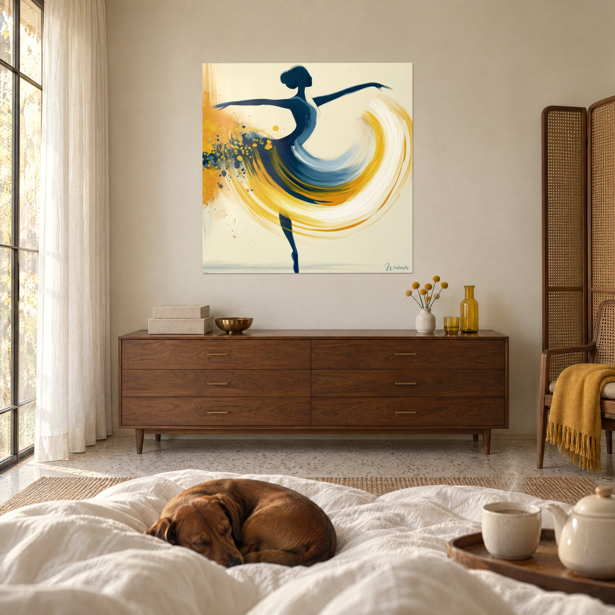 Cuadro silueta de bailarina azul noche, volutas amarillo mostaza y blancas sobre fondo marfil, sobre una cama en un dormitorio luminoso