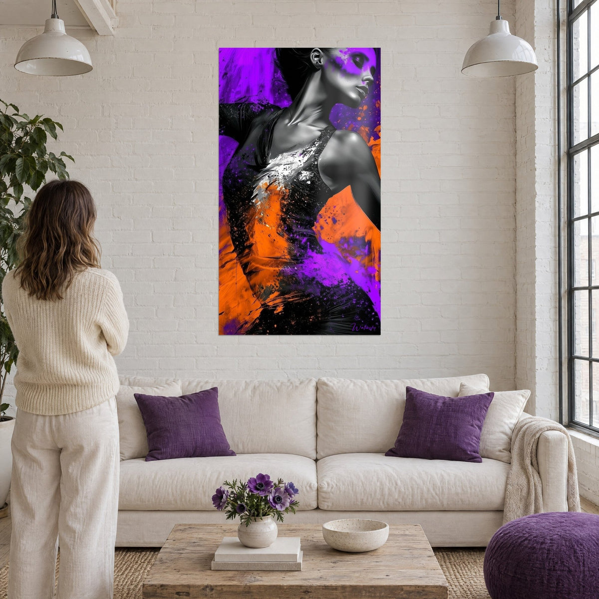Tableau danseuse aux paupières closes, robe noire éclaboussée d'orange et violet, au-dessus d'un canapé dans un salon lumineux