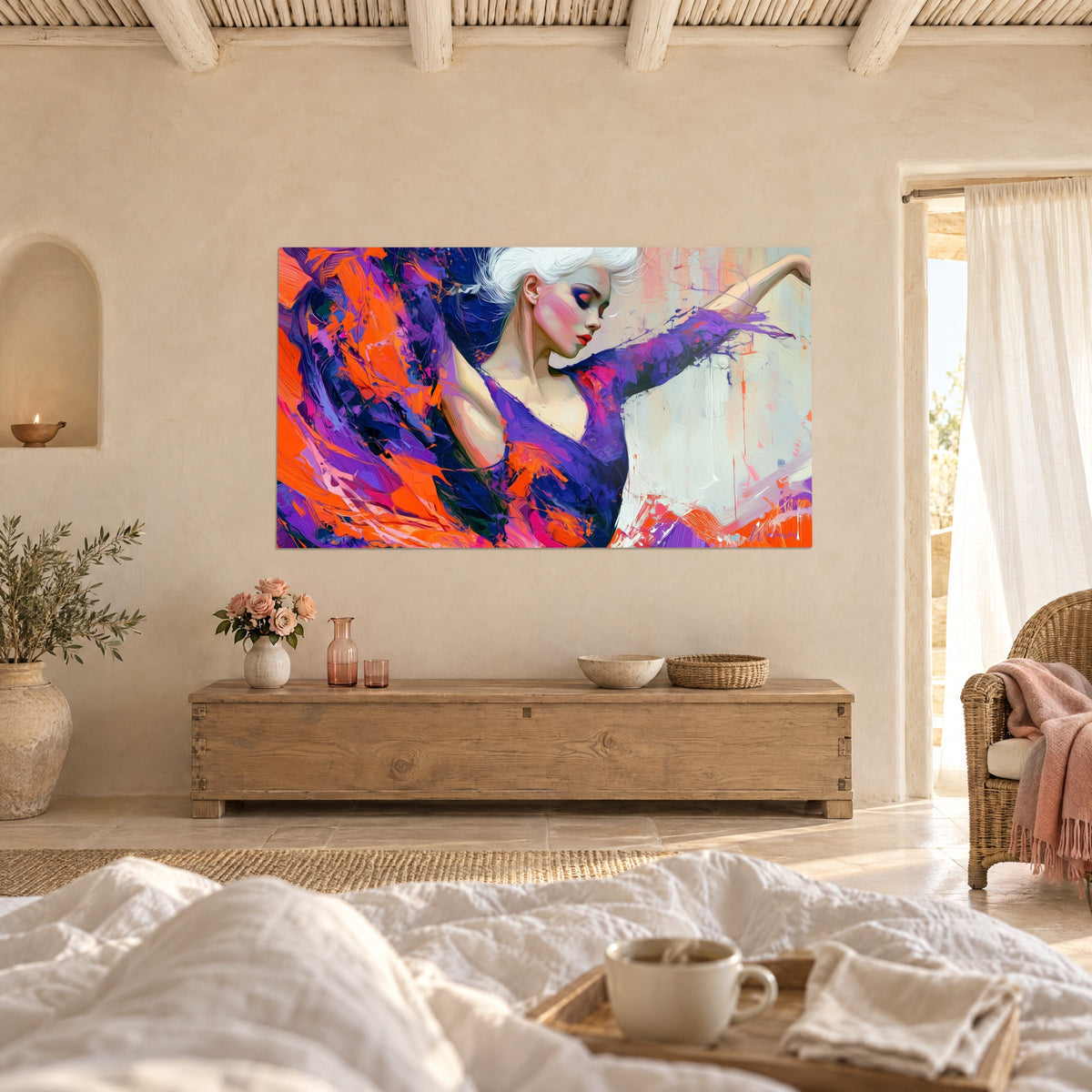 Gemälde Porträt einer Tänzerin in Violett und Orange, gesenkte blaue Lider, über einem Bett in einem hellen Schlafzimmer