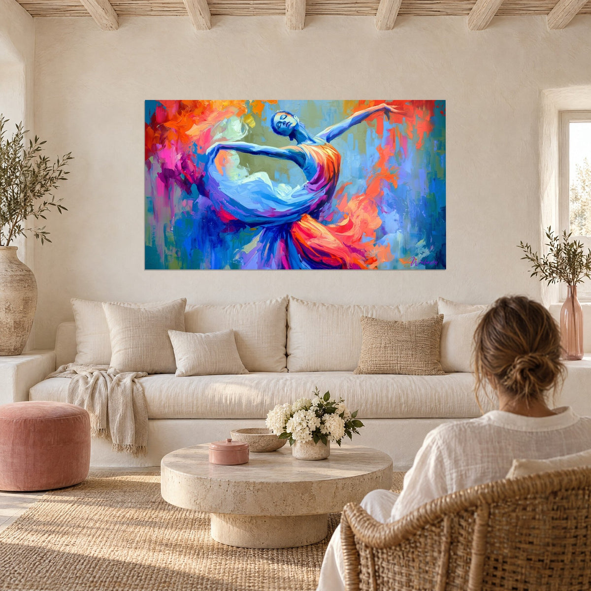 Tableau danseuse aux yeux fermés, robe blanche et orange tourbillonnante sur fond bleu, au-dessus d'un canapé dans un salon lumineux