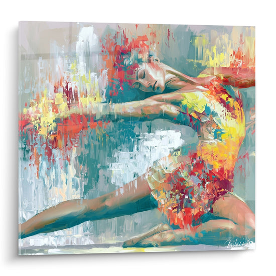 Danseuse abstrait repliée en robe corail et jaune sur fond gris-bleu délavé