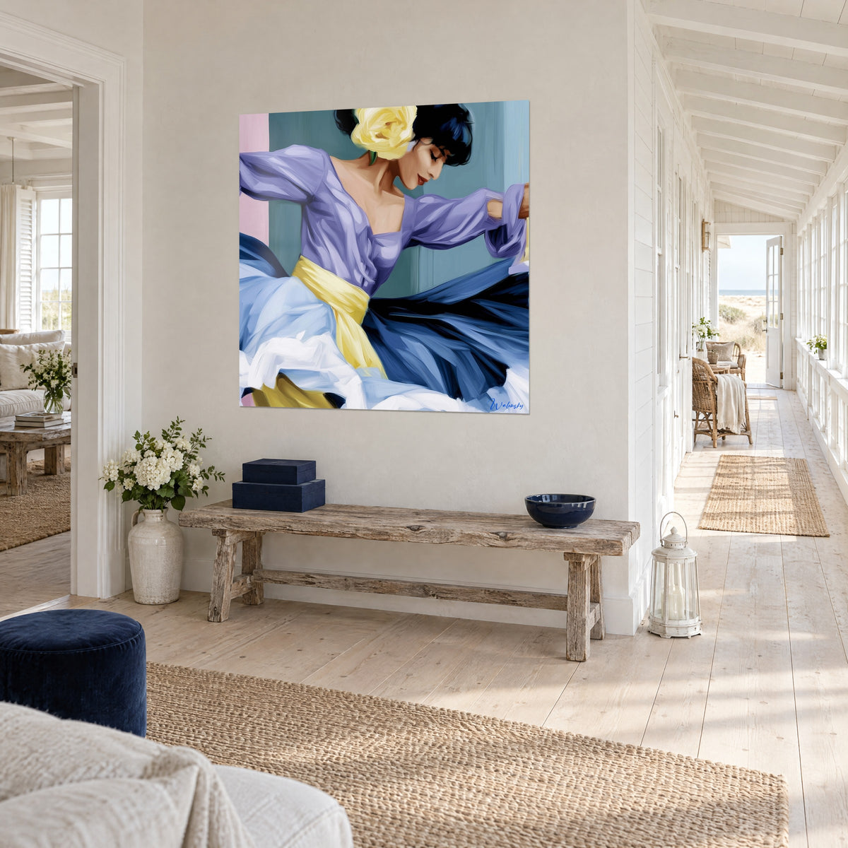Tableau flamenco peint en coups de pinceau, ceinture jaune et jupe bleu marine, mur blanc d'une maison de bord de mer, vue de trois-quarts