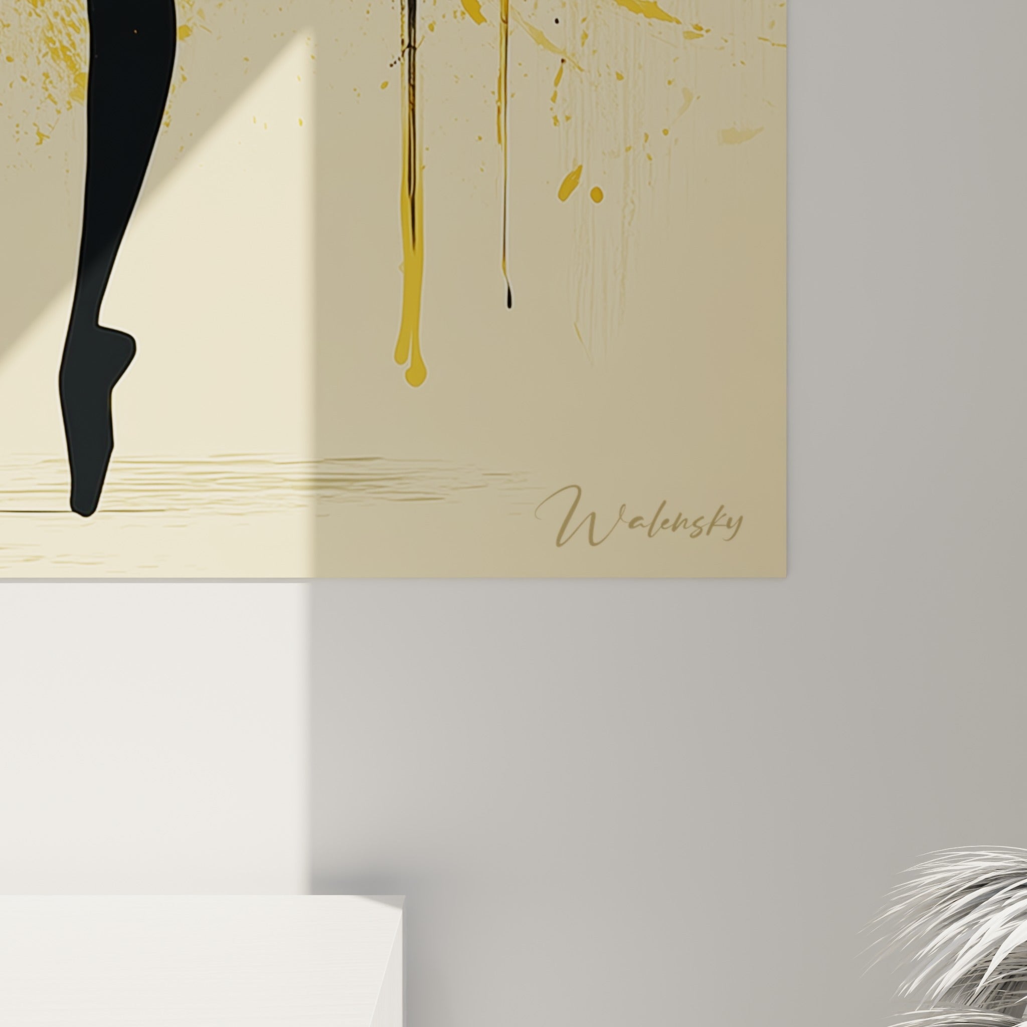 Matière éclaboussée dorée et coulures noires visibles de près sur cette œuvre de danseuse abstraite