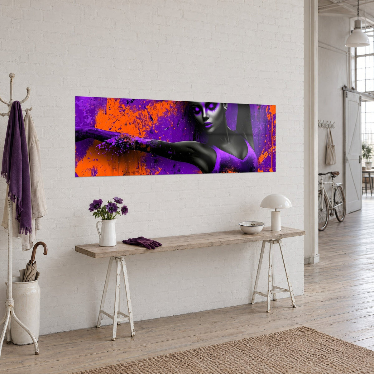 Tableau silhouette féminine aux paupières violettes, fond orange vif et pourpre, panoramique, loft d'artiste en trois-quarts