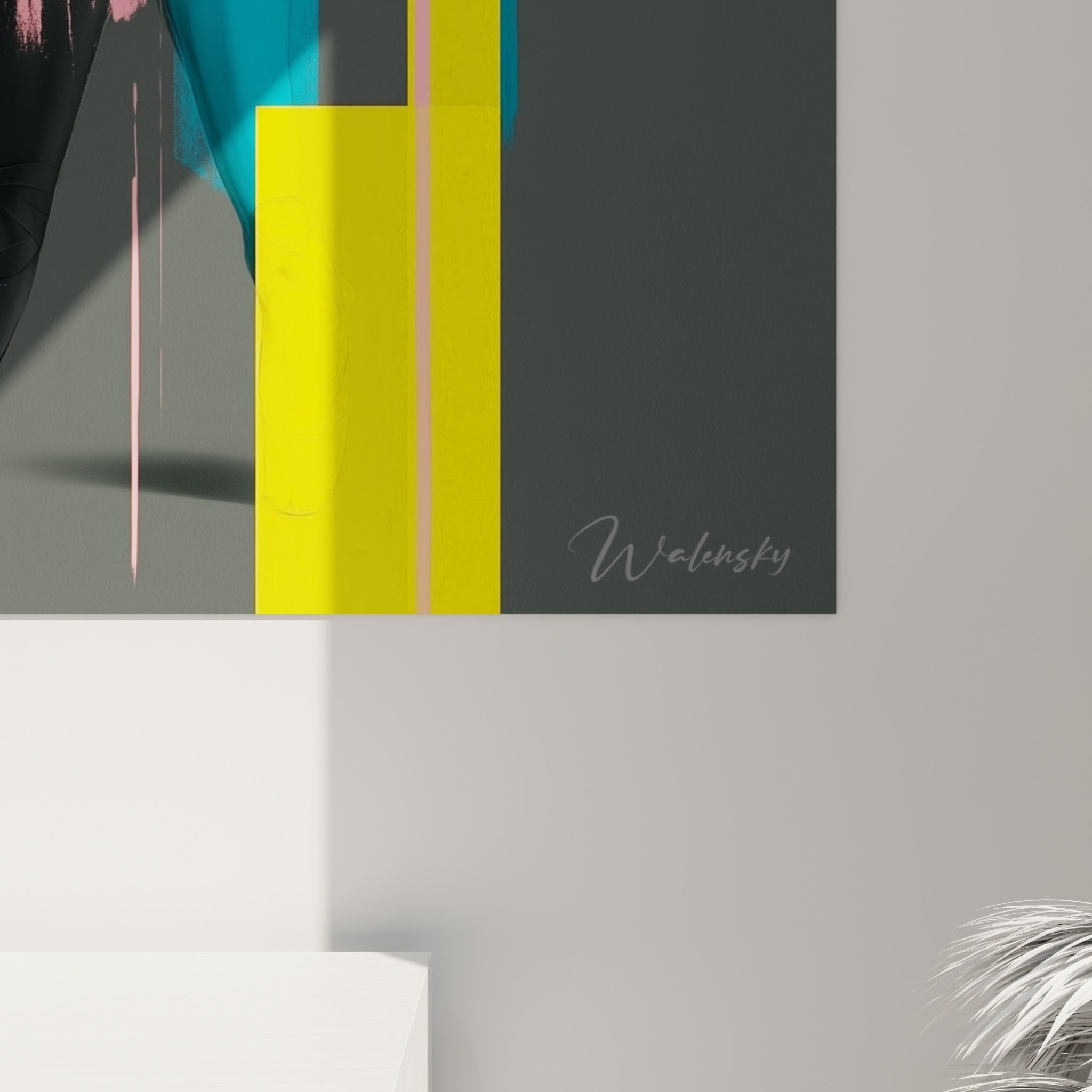Coulures de peinture jaune et rose sur fond gris, matière brute du tableau danseuse abstrait accrochée