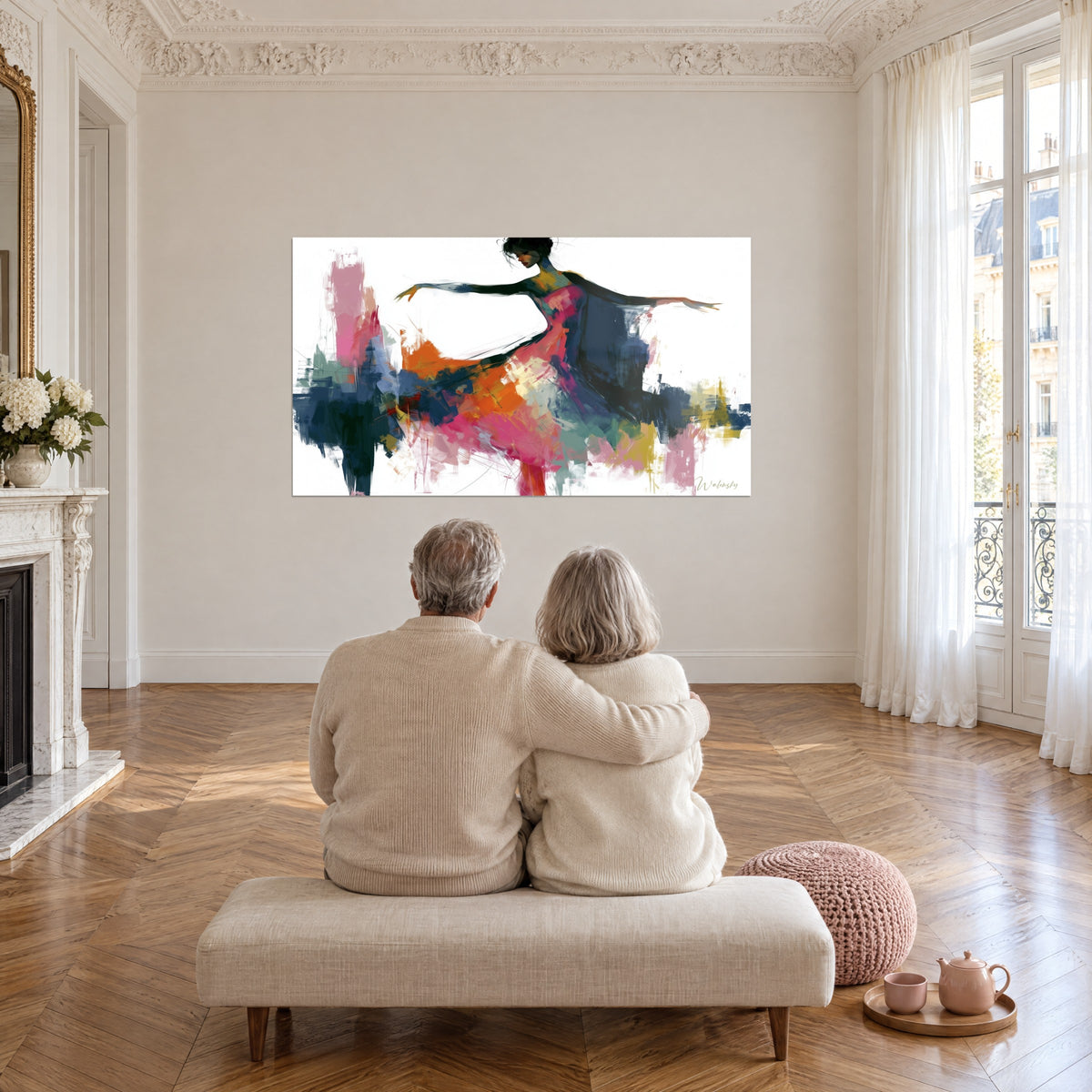 Schilderij danseres in beweging, roze, marineblauwe en gele jurk, boven een bank in een grote lichte salon in Haussmann-stijl