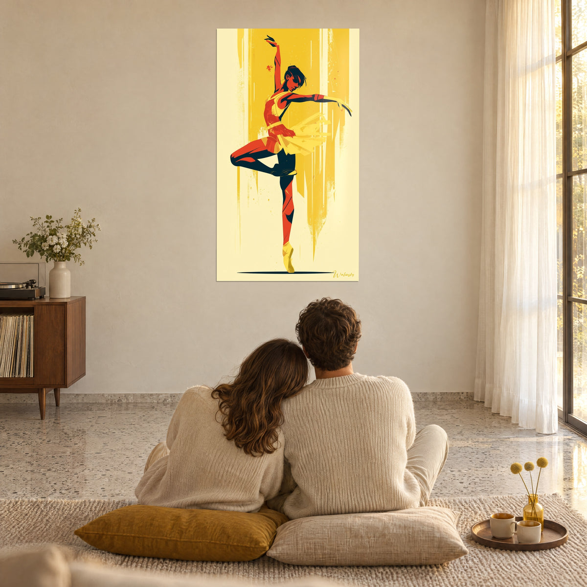 Quadro ballerina slanciata sulle punte gialle, braccio teso e gonna di lamelle color crema, una coppia di spalle seduta su cuscini senape a terra