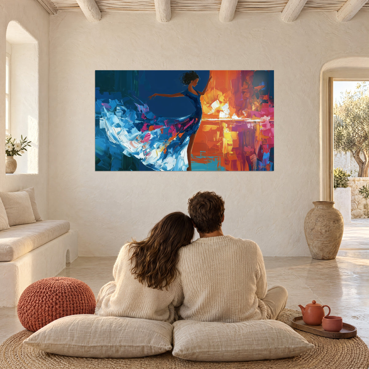 Quadro danzatrice su un riflesso dorato, lungo abito blu e bianco, due persone abbracciate di schiena su cuscini, pouf rosso terracotta