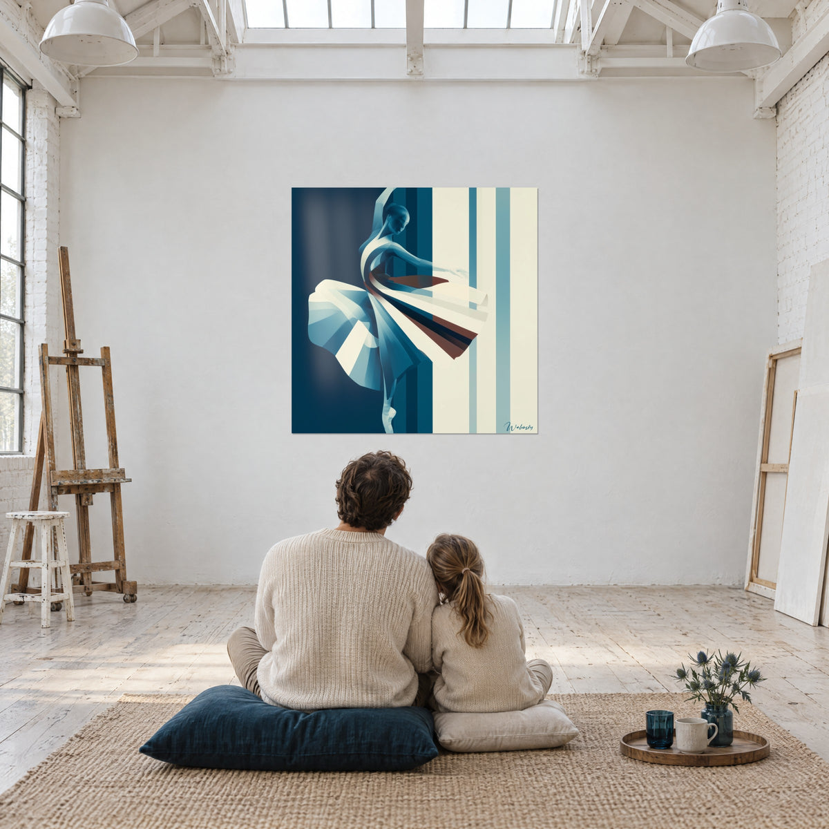 Schilderij danskunstenares met marineblauwe, ivoorkleurige en roestkleurige zeilen, bekeken door een volwassene en een kind die op de grond zitten