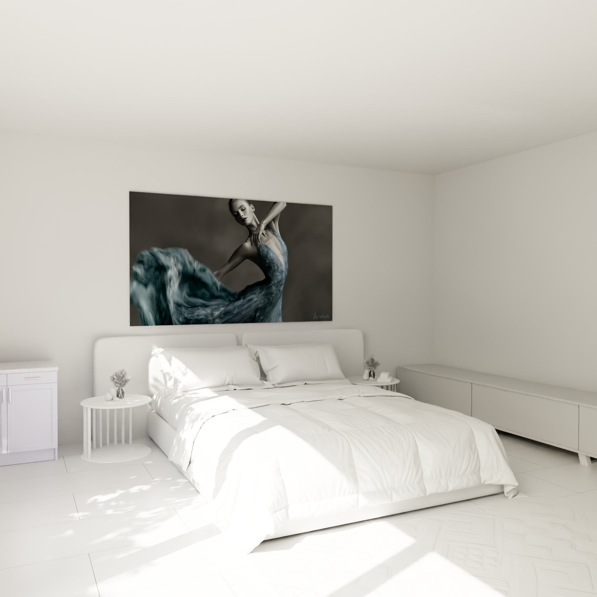 Silhouette de la danseuse abstrait au drapé bleu nuit, au-dessus d'un lit dans une chambre claire