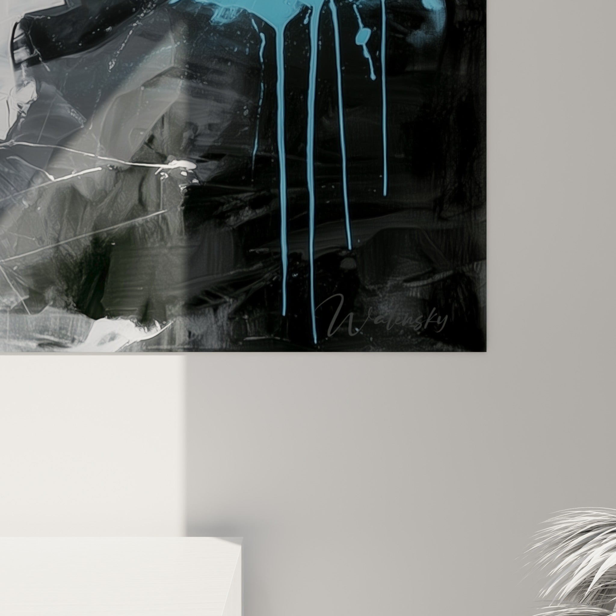Empâtements de peinture orange et coulures noires sur le tutu bleu pastel, matière épaisse et grain visible de la toile